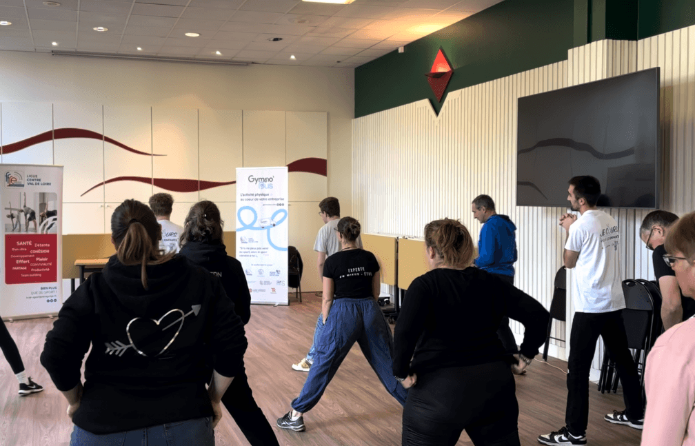 Dirigeantes et dirigeants en séance de sport en entreprise, animée par la LCSE