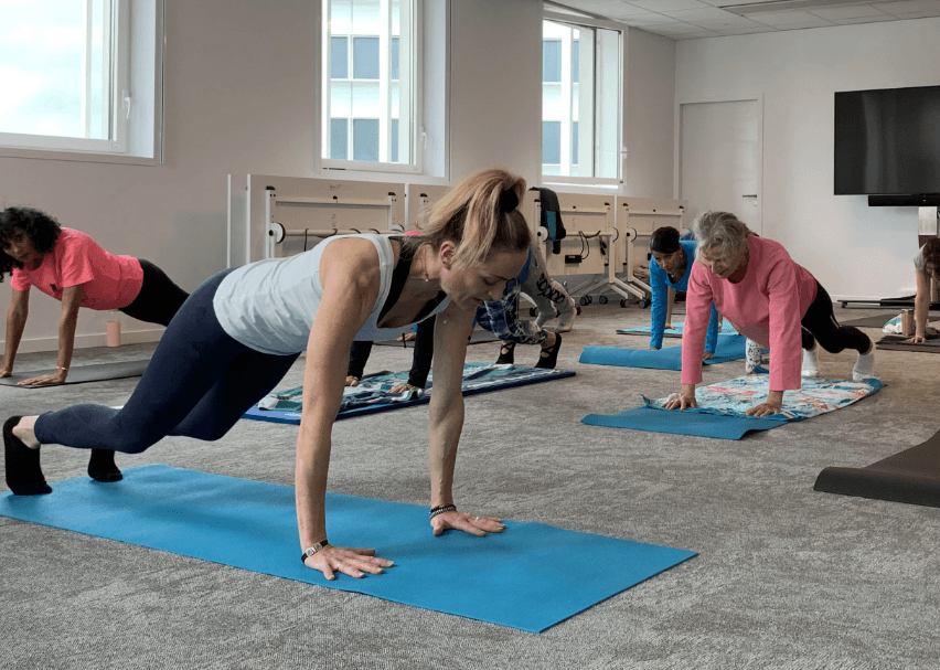 Échauffement collectif encadré par un éducateur sportif de la LCSE, certifié FFSE